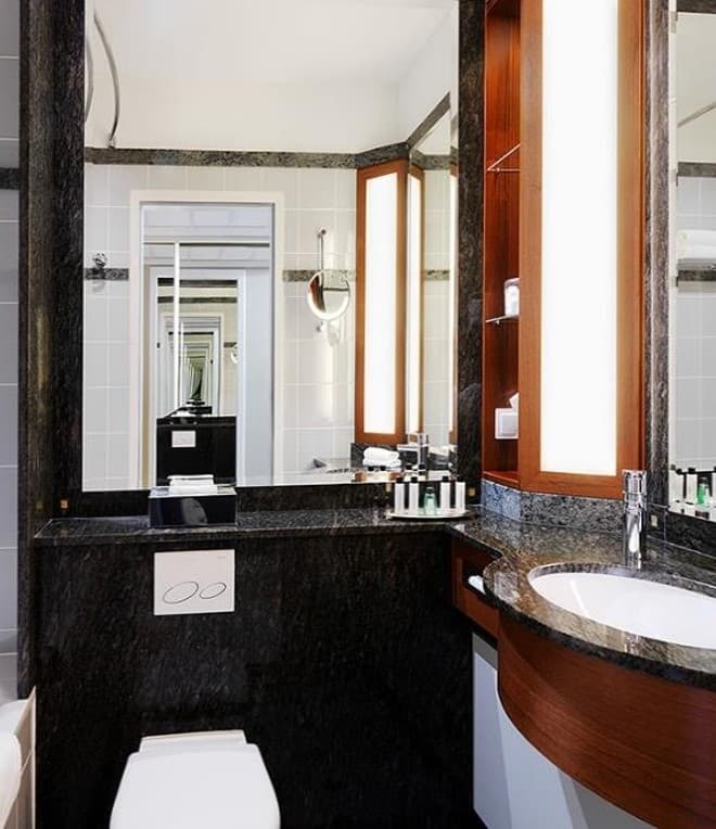 Deluxe Room · bathroom